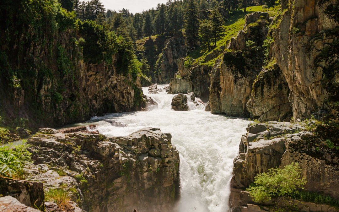 Aharbal Waterfall Trekking Guide